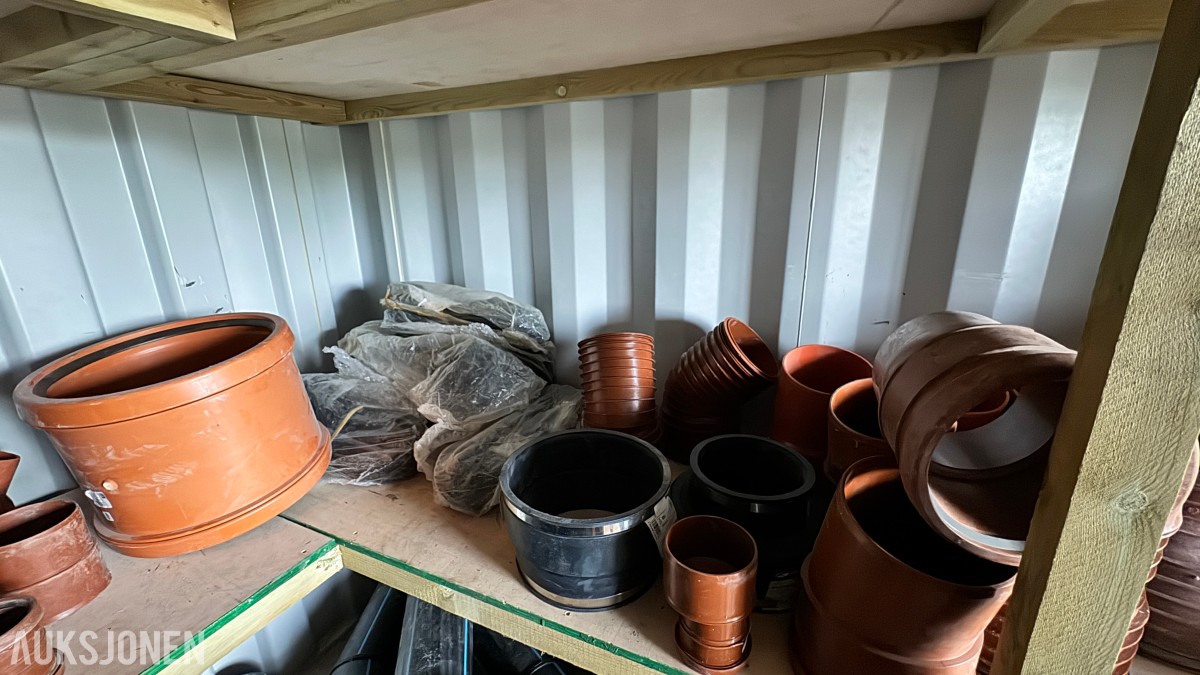 2016 20 fots container med rørdeler, koblinger og VA-materiell