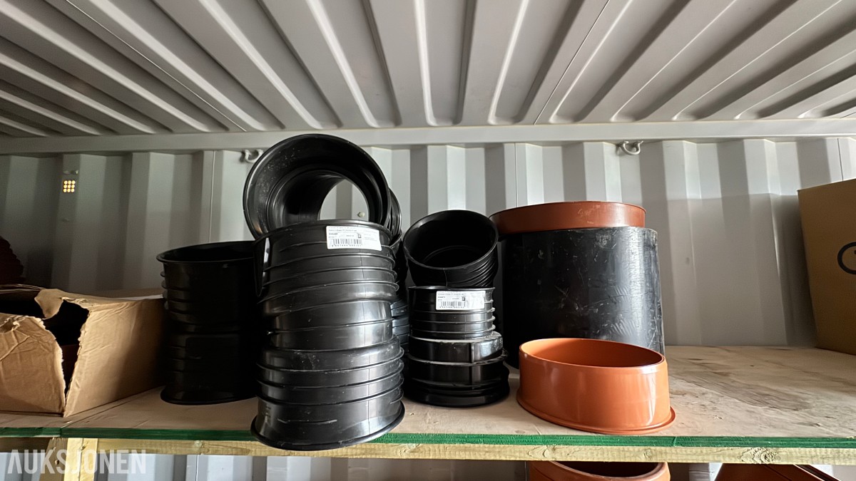 2016 20 fots container med rørdeler, koblinger og VA-materiell
