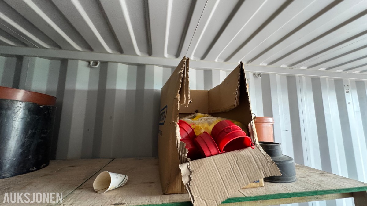 2016 20 fots container med rørdeler, koblinger og VA-materiell