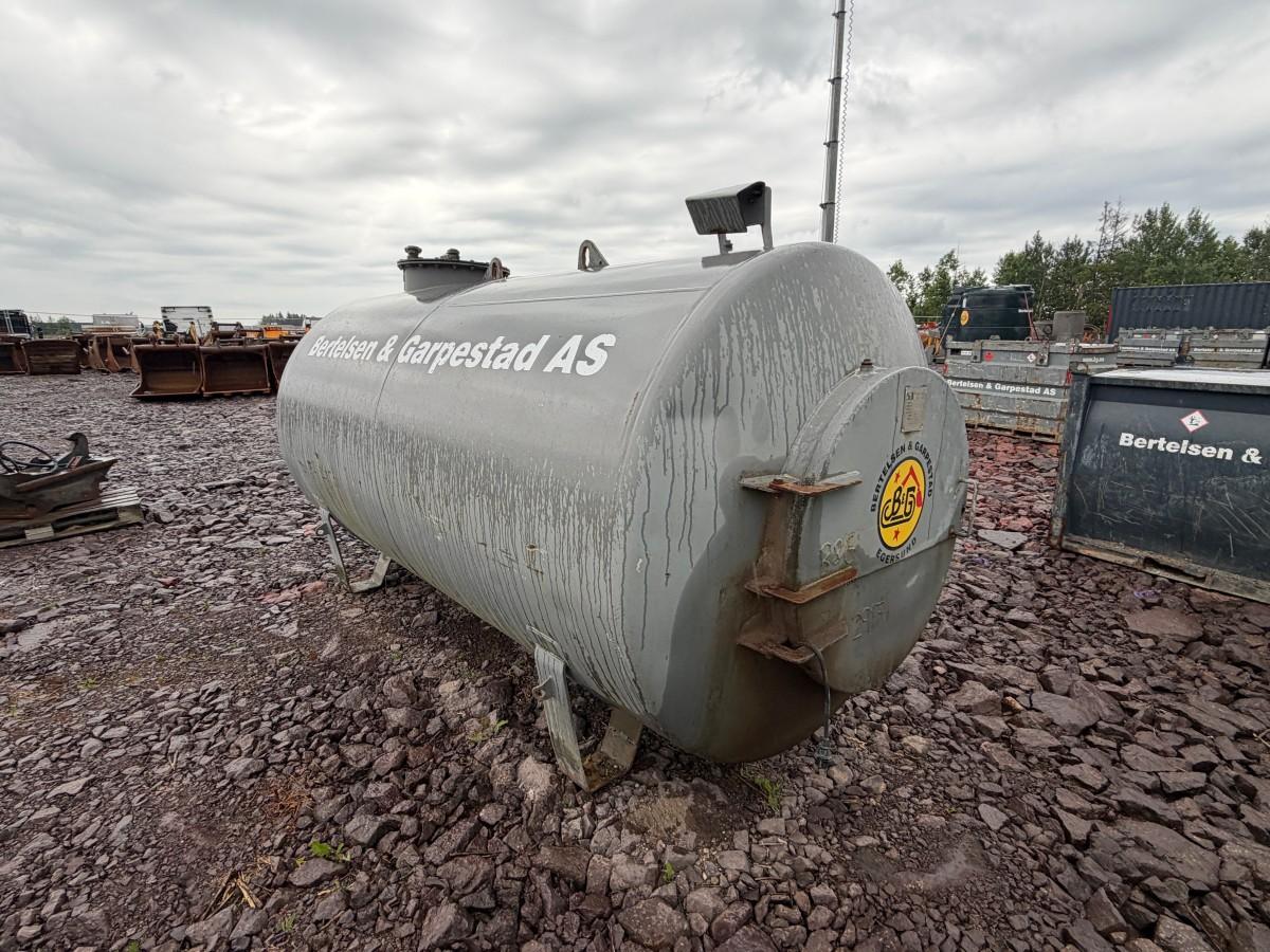 2000 - Dieseltank 6000L m/Pumpestasjon 2235L INNHOLD!