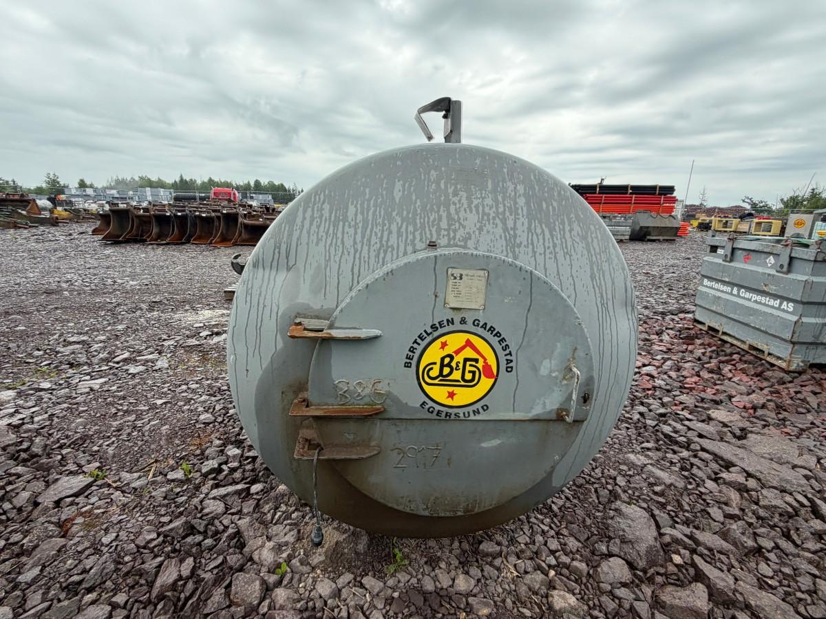 2000 - Dieseltank 6000L m/Pumpestasjon 2235L INNHOLD!
