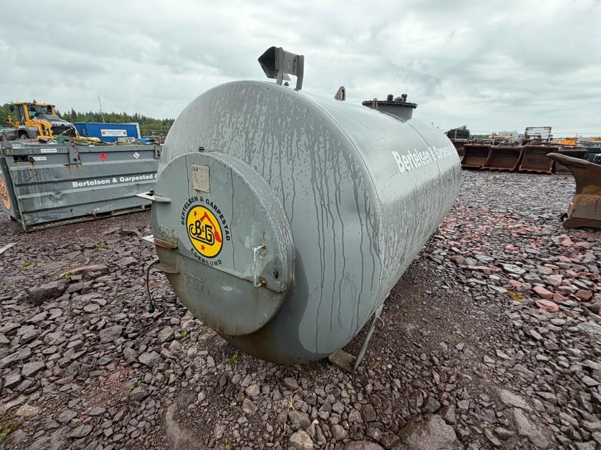 2000 - Dieseltank 6000L m/Pumpestasjon 2235L INNHOLD!