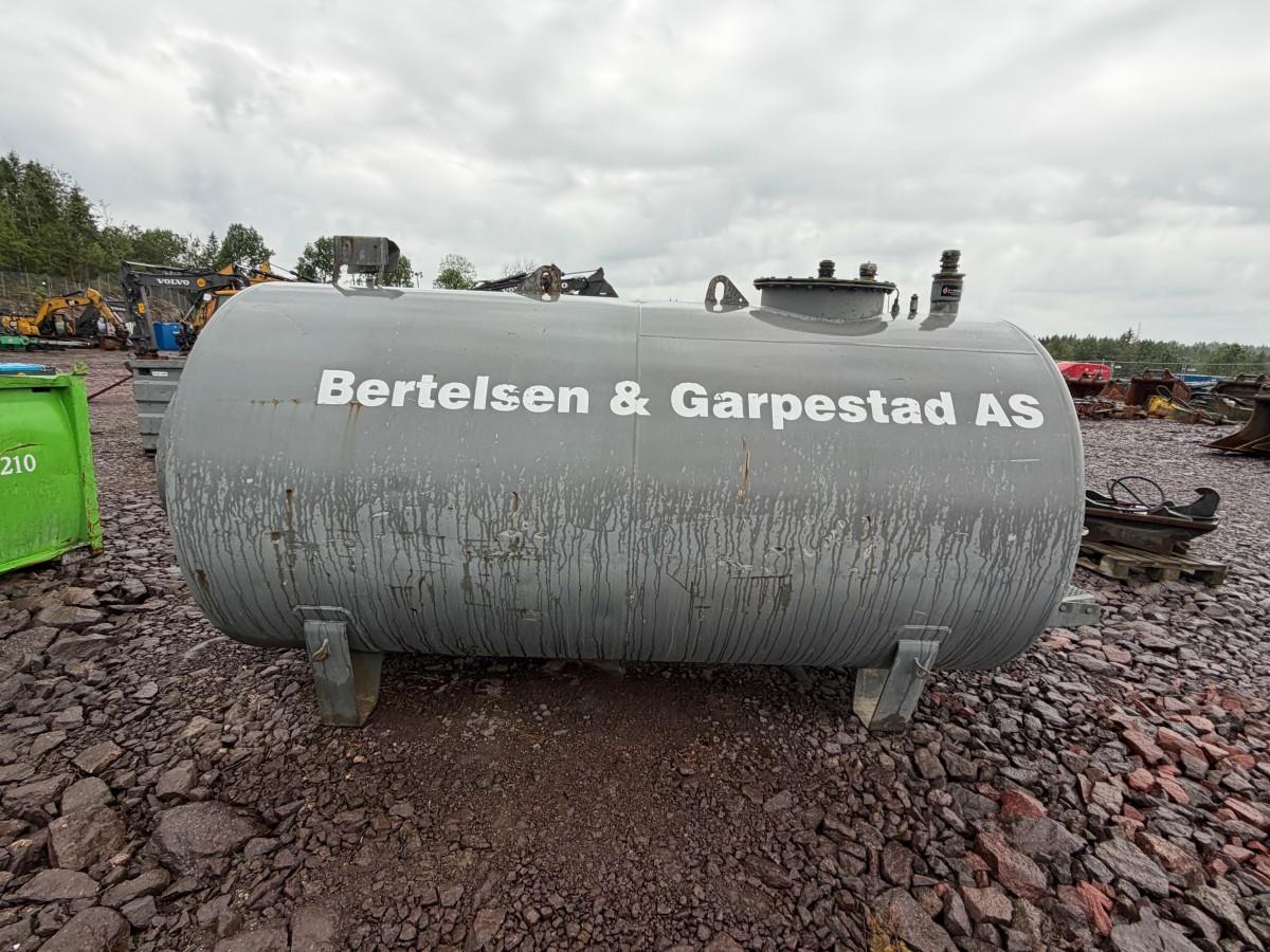 2000 - Dieseltank 6000L m/Pumpestasjon 2235L INNHOLD!