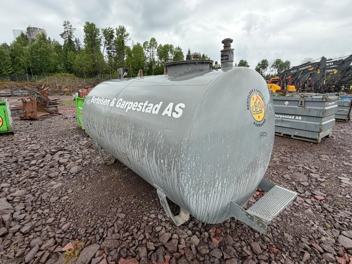 2000 - Dieseltank 6000L m/Pumpestasjon 2235L INNHOLD!