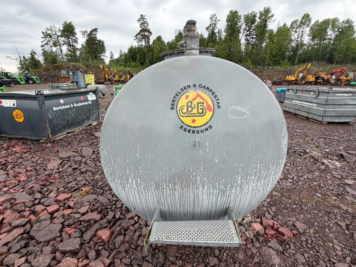2000 - Dieseltank 6000L m/Pumpestasjon 2235L INNHOLD!