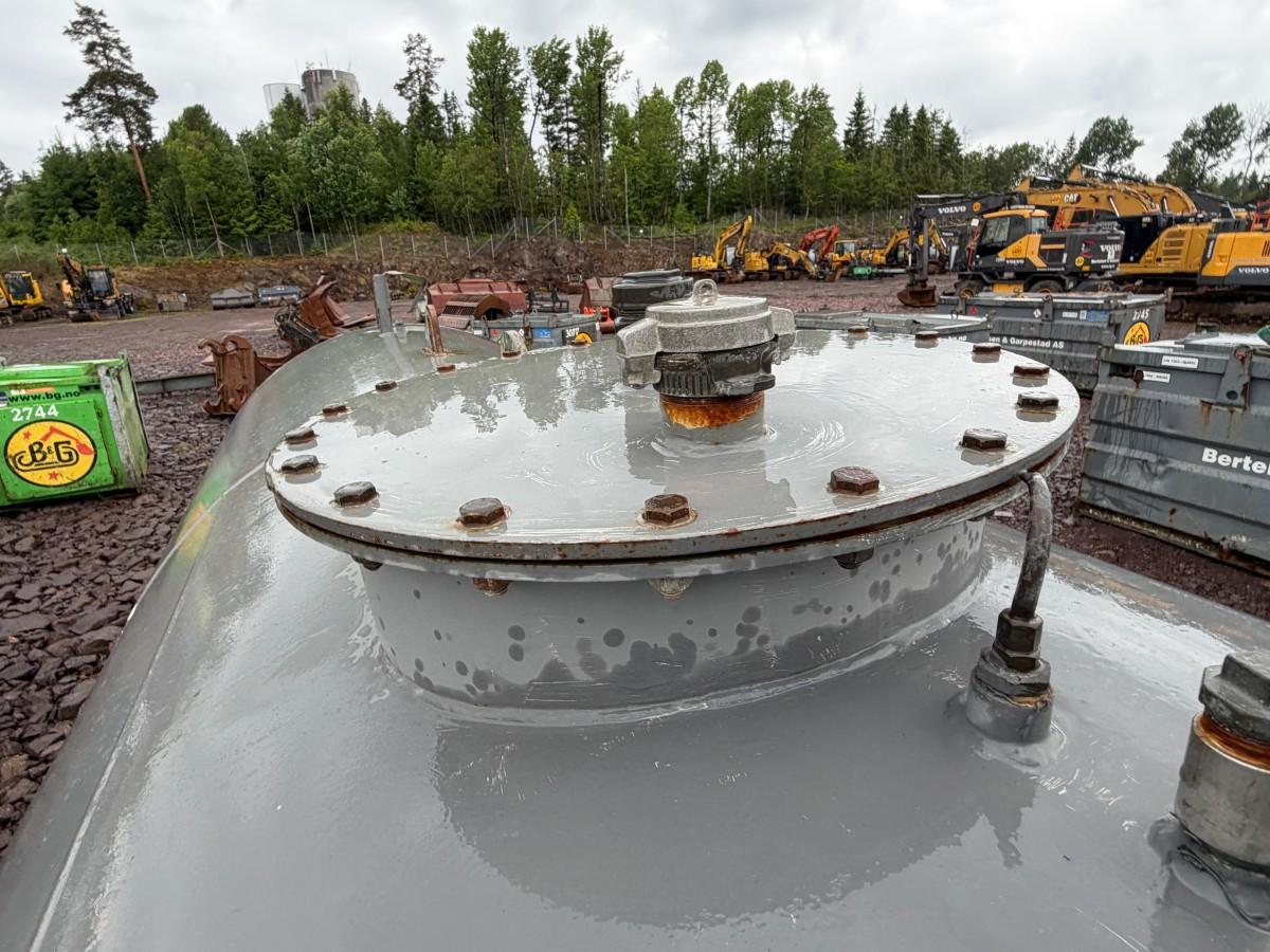 2000 - Dieseltank 6000L m/Pumpestasjon 2235L INNHOLD!