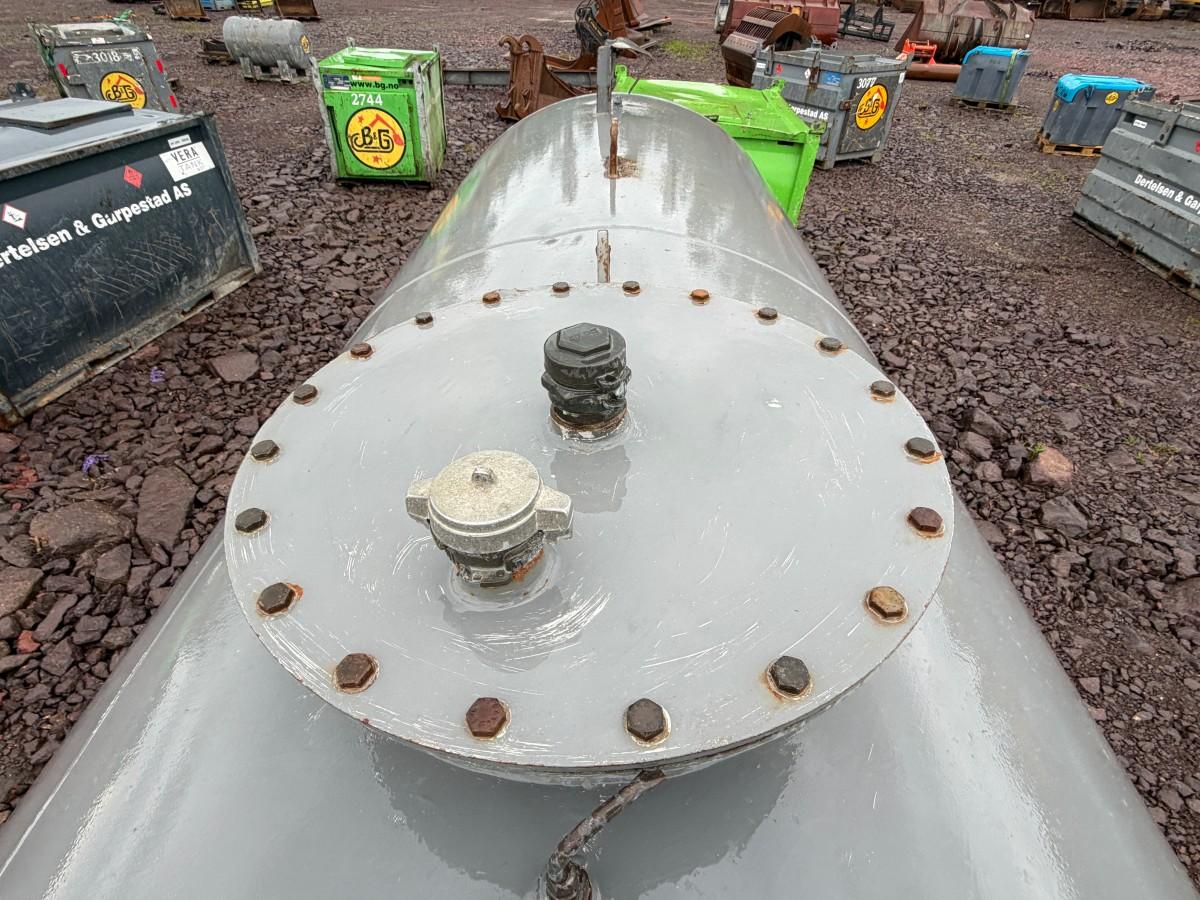 2000 - Dieseltank 6000L m/Pumpestasjon 2235L INNHOLD!