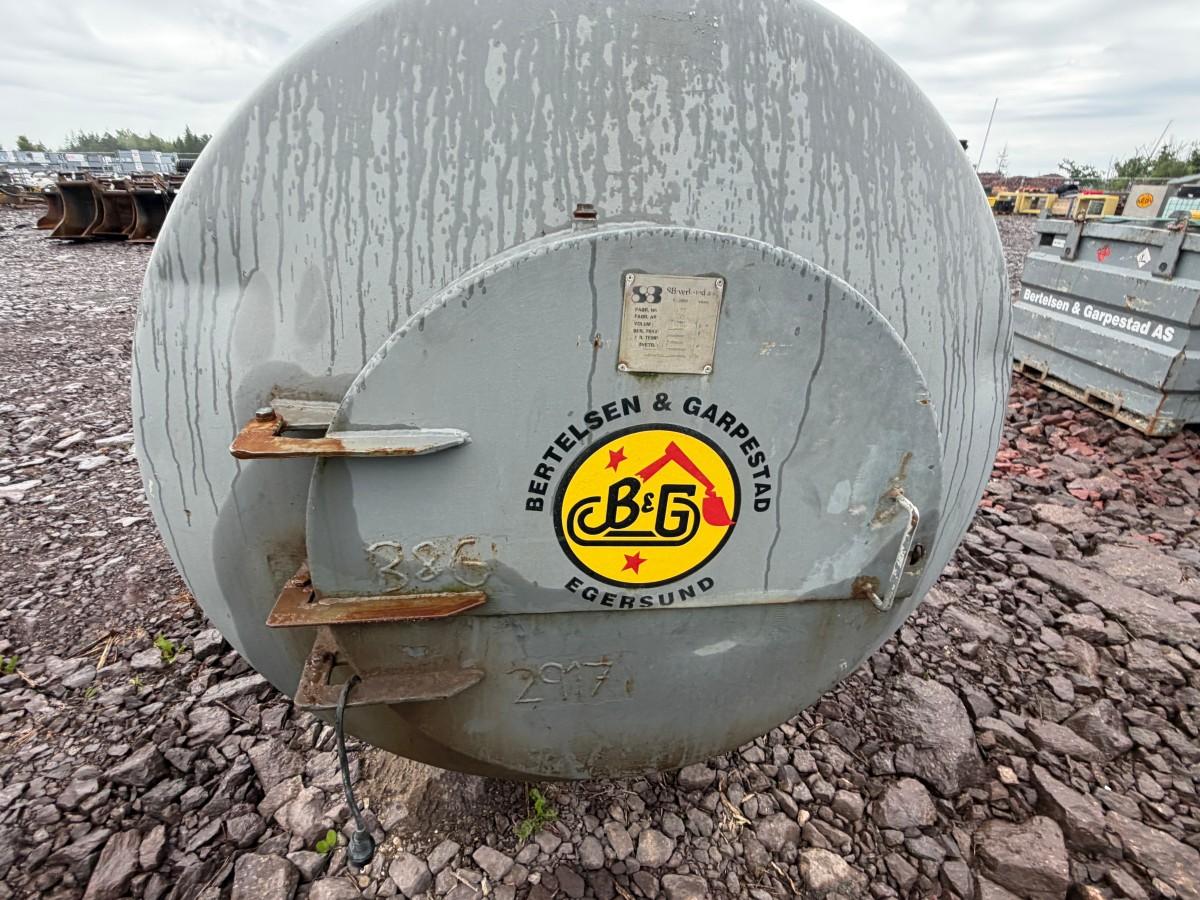 2000 - Dieseltank 6000L m/Pumpestasjon 2235L INNHOLD!