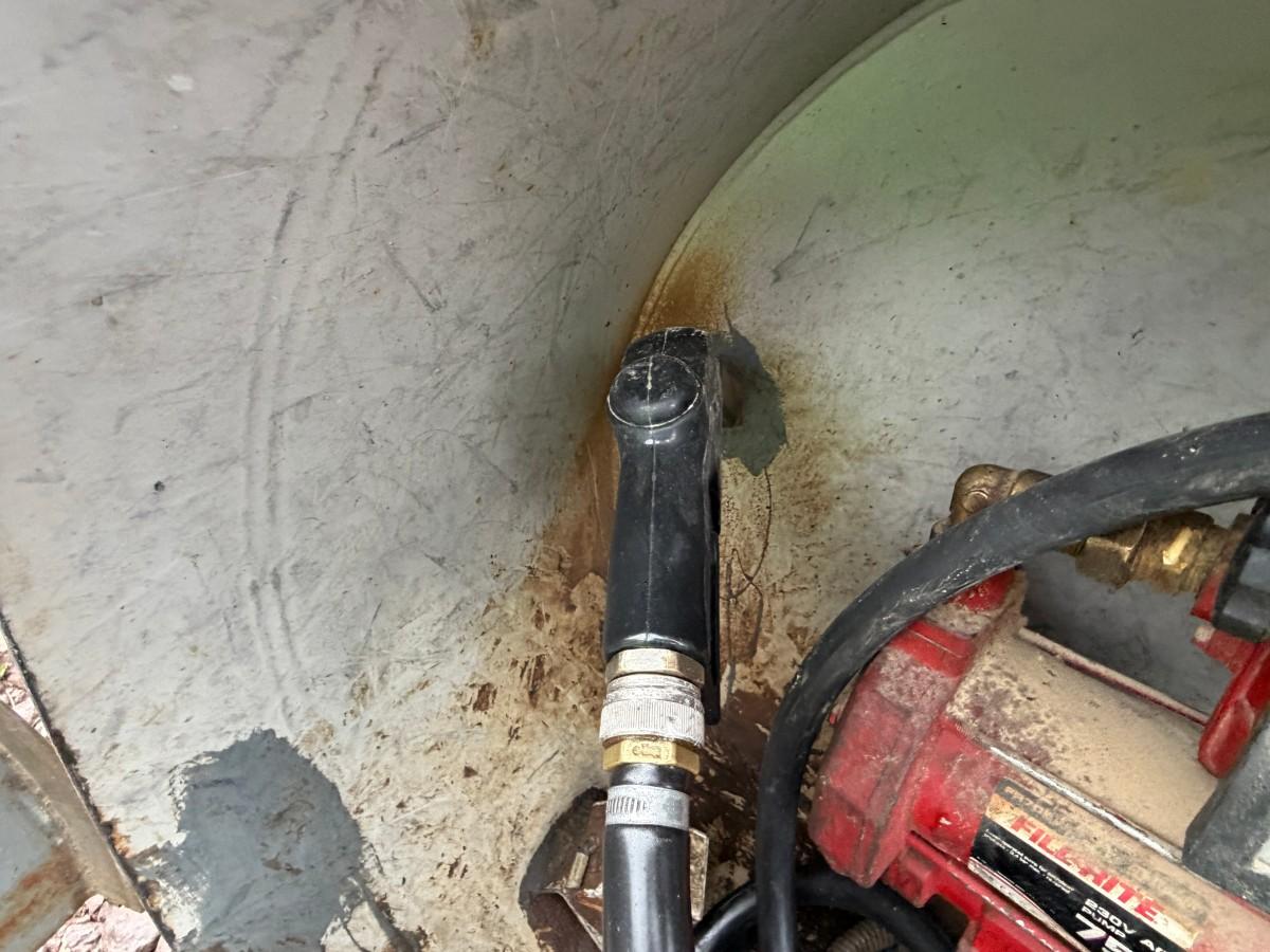 2000 - Dieseltank 6000L m/Pumpestasjon 2235L INNHOLD!