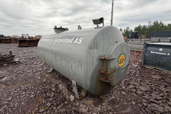 2000 - Dieseltank 6000L m/Pumpestasjon 2235L INNHOLD!
