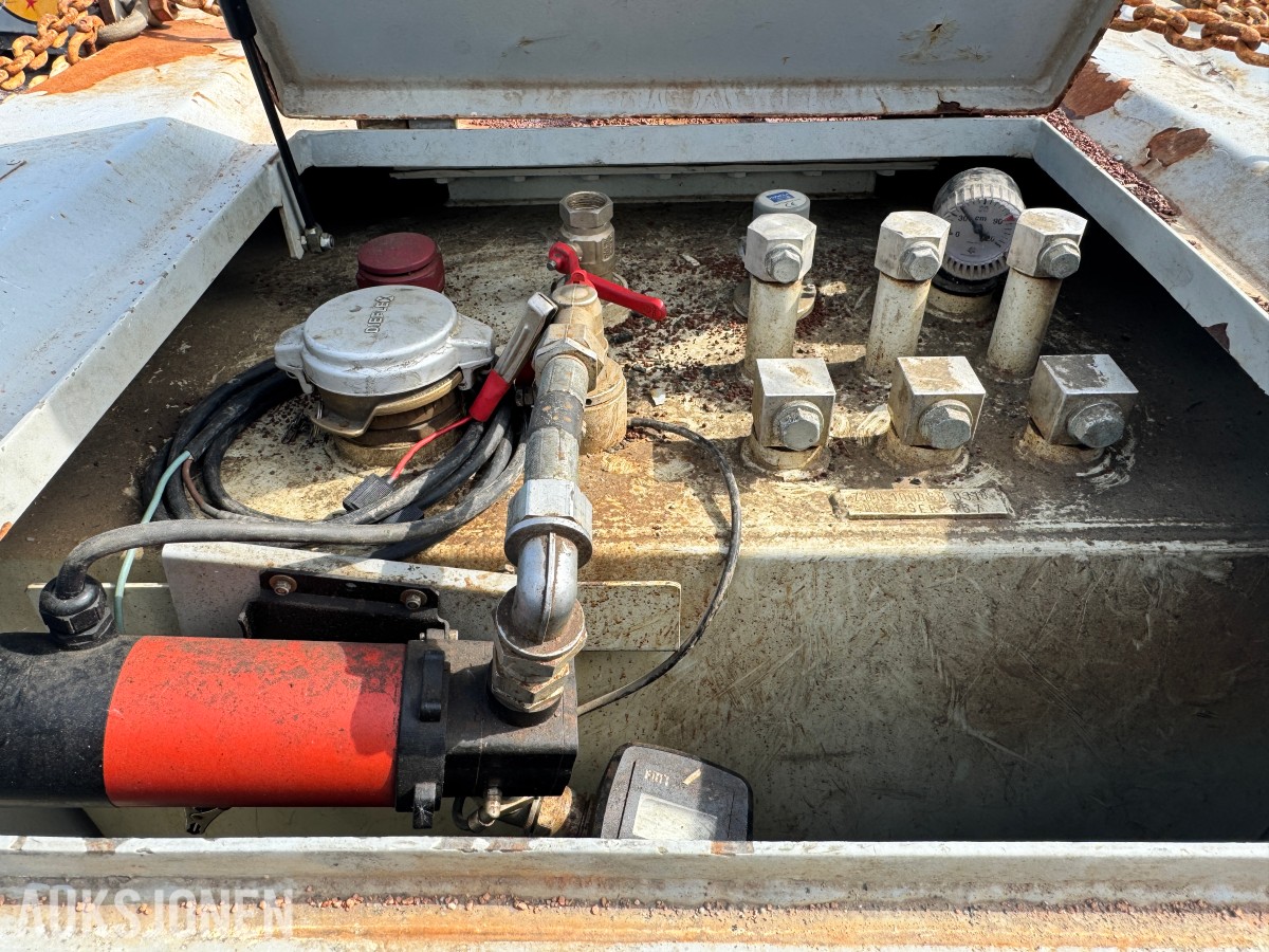 Dieseltank 1000 liter ca 30 % innhold