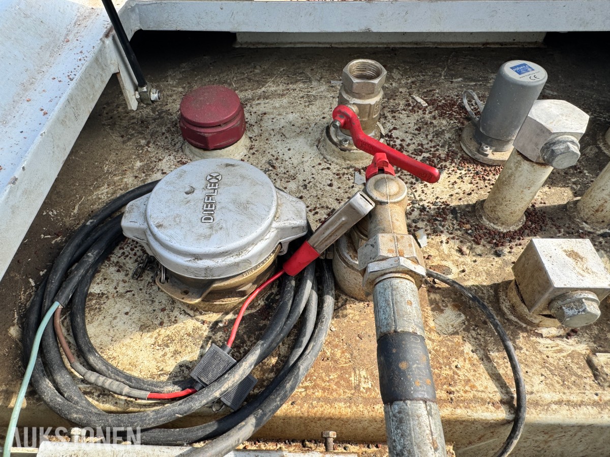 Dieseltank 1000 liter ca 30 % innhold