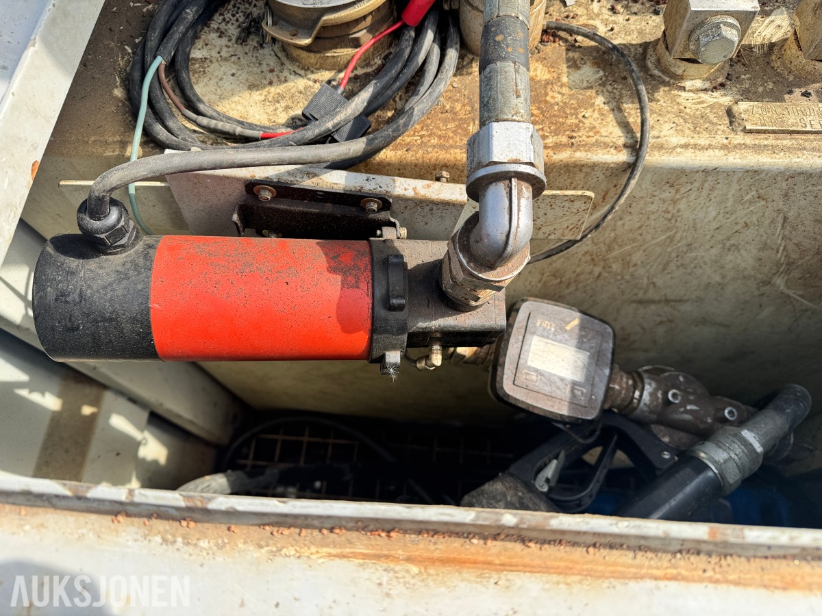 Dieseltank 1000 liter ca 30 % innhold