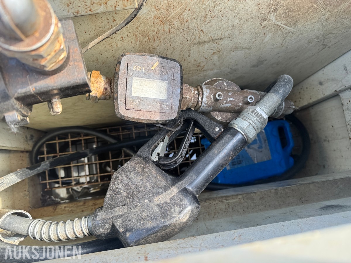 Dieseltank 1000 liter ca 30 % innhold