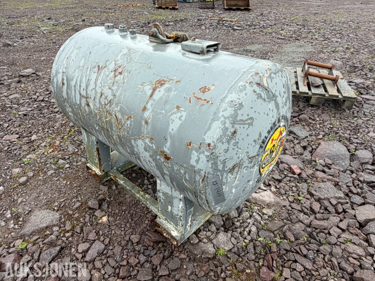 Dieseltank 1000 liter med ca 500 liter diesel