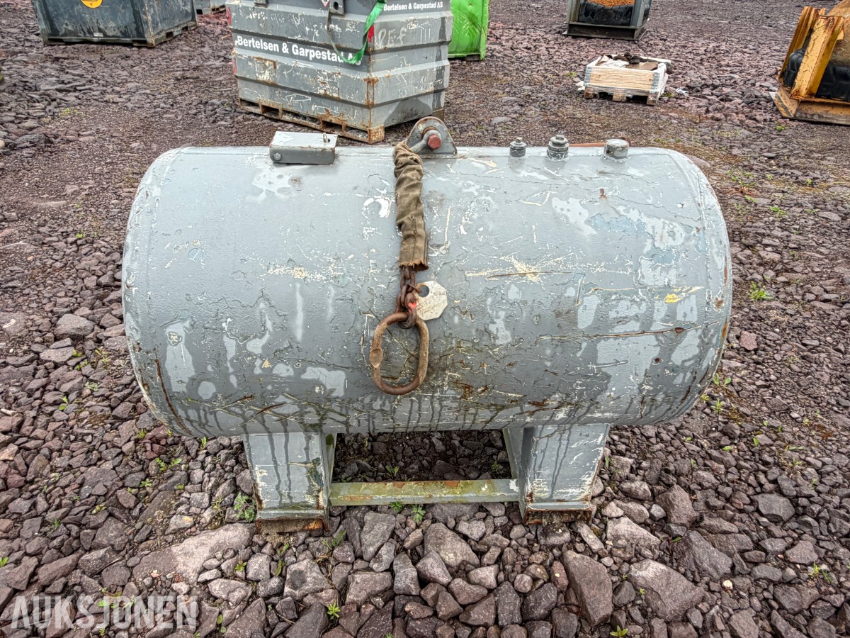 Dieseltank 1000 liter med ca 500 liter diesel
