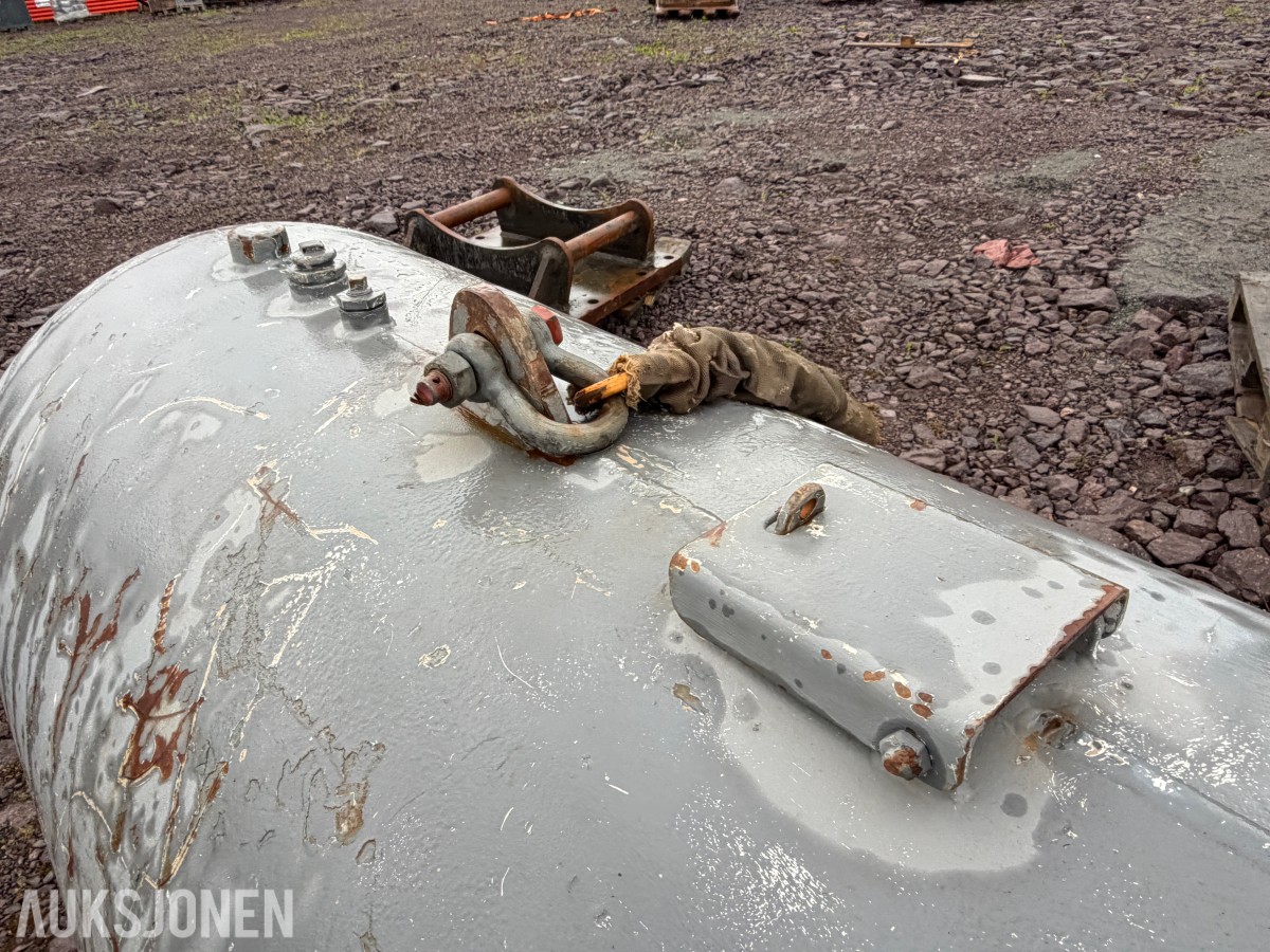 Dieseltank 1000 liter med ca 500 liter diesel