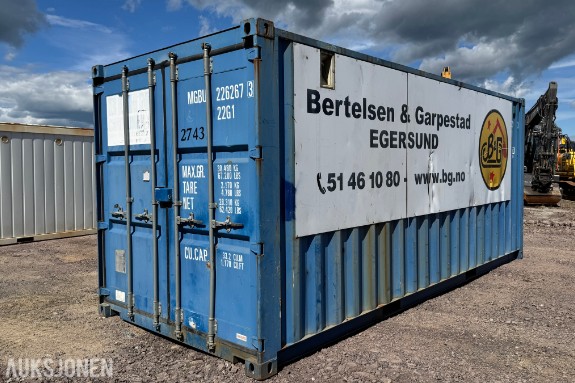 2008 20 fots lagercontainer med innredning, hyller og innhold