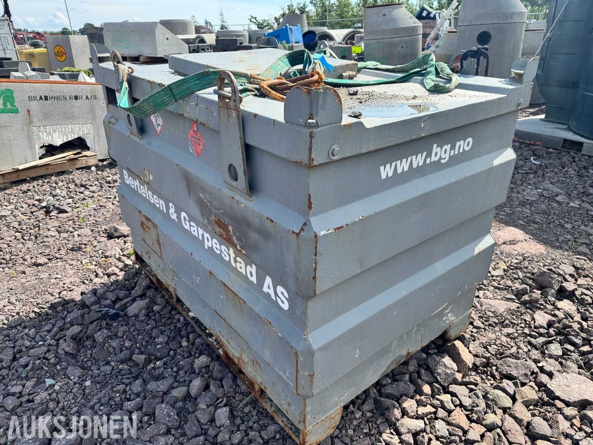 2015 dieseltank 1000 liter - ca. 30 % innhold