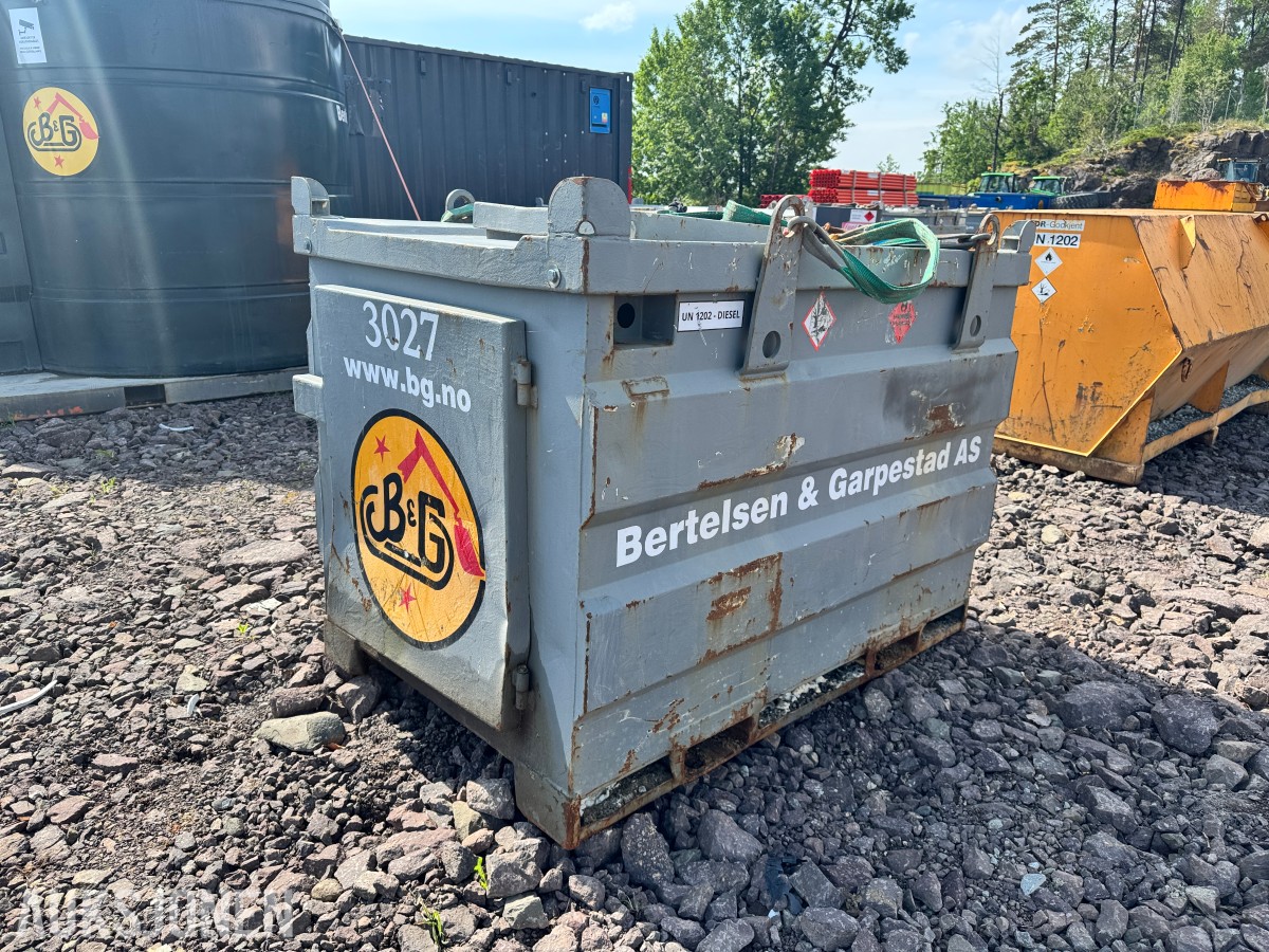 2015 dieseltank 1000 liter - ca. 30 % innhold