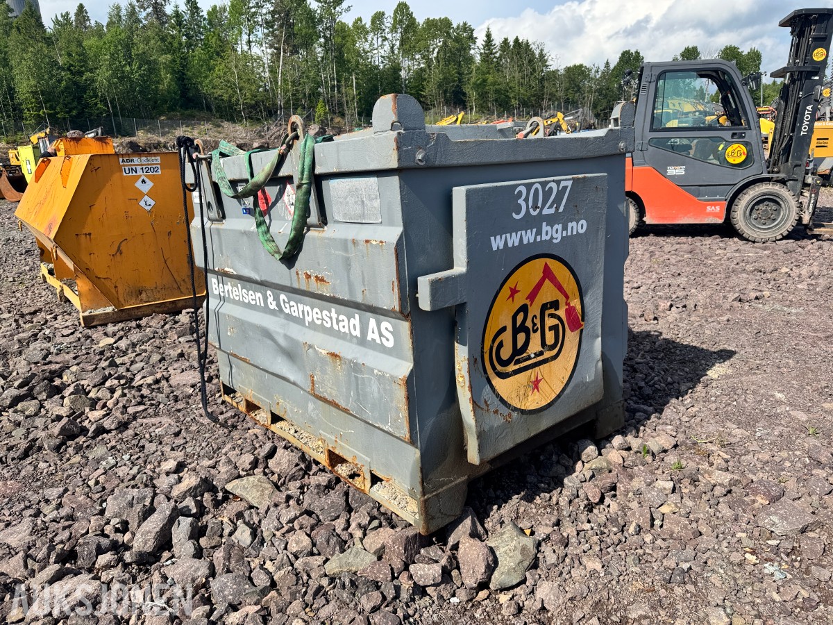 2015 dieseltank 1000 liter - ca. 30 % innhold