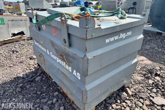 2015 dieseltank 1000 liter - ca. 30 % innhold