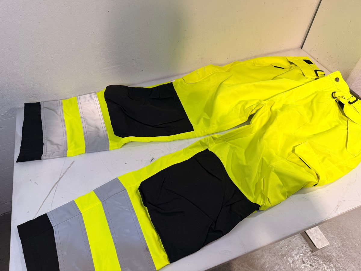 Parti med 58 stk arbeidsbukser – Blåkläder, Bjørnkläder og multinorm varselbukser