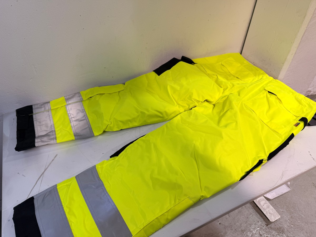 Parti med 58 stk arbeidsbukser – Blåkläder, Bjørnkläder og multinorm varselbukser