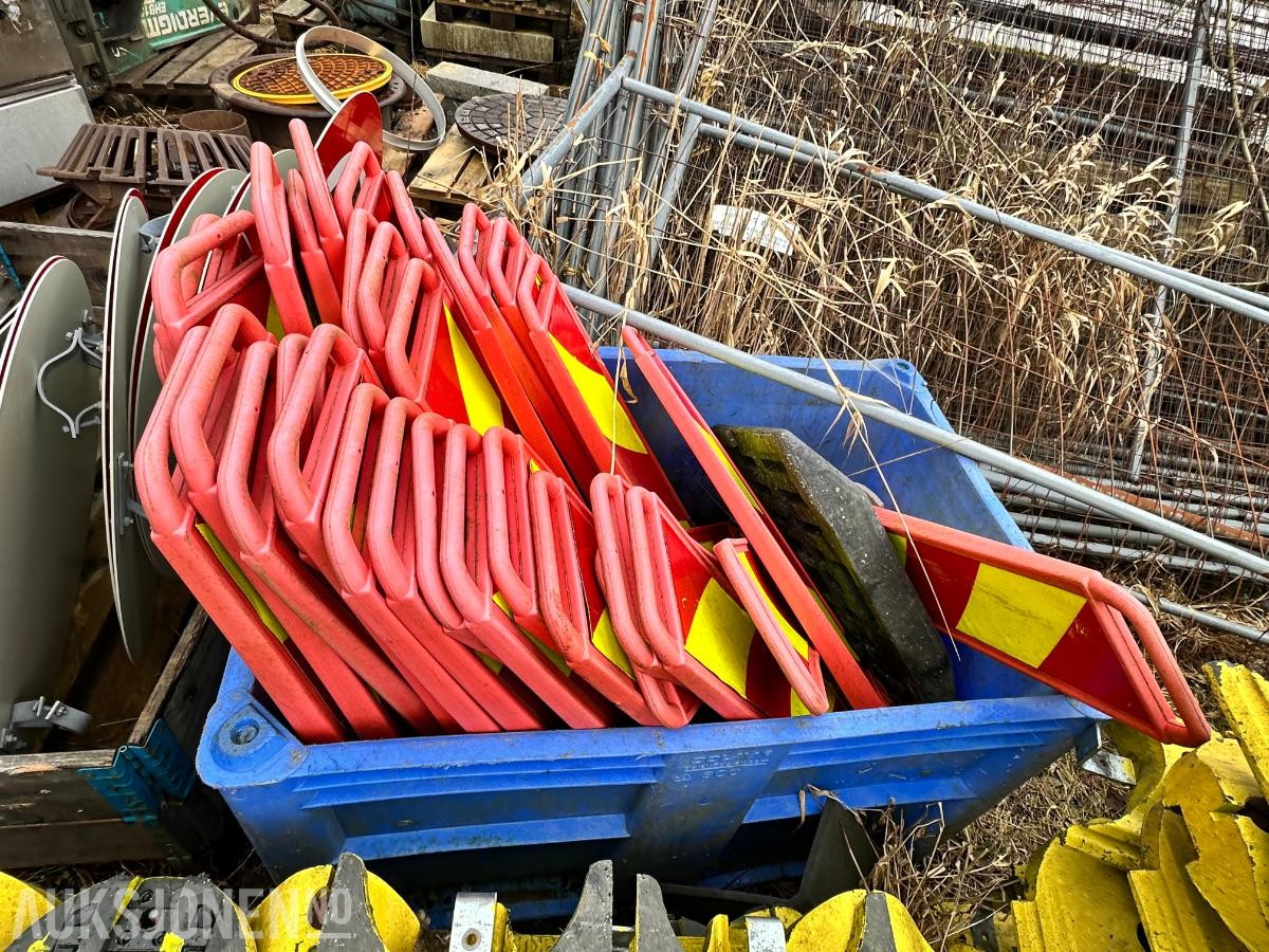 KLEMMFIX 17 Veiskiller og ledeskilt – ca. 4,5 pall – selges samlet