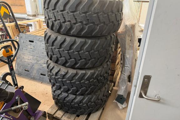 4 stk komplette hjullaster dekk 23.1–26 . passer til Cat 906 