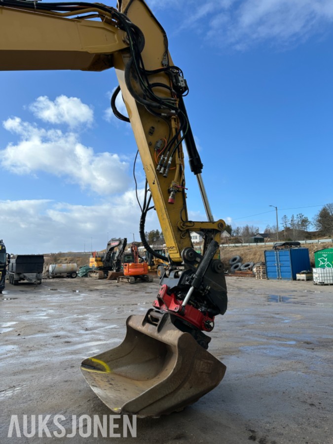 2017 Cat 320FL gravemaskin, GPS, Rototilt R8, boretårn, 2 skuffer