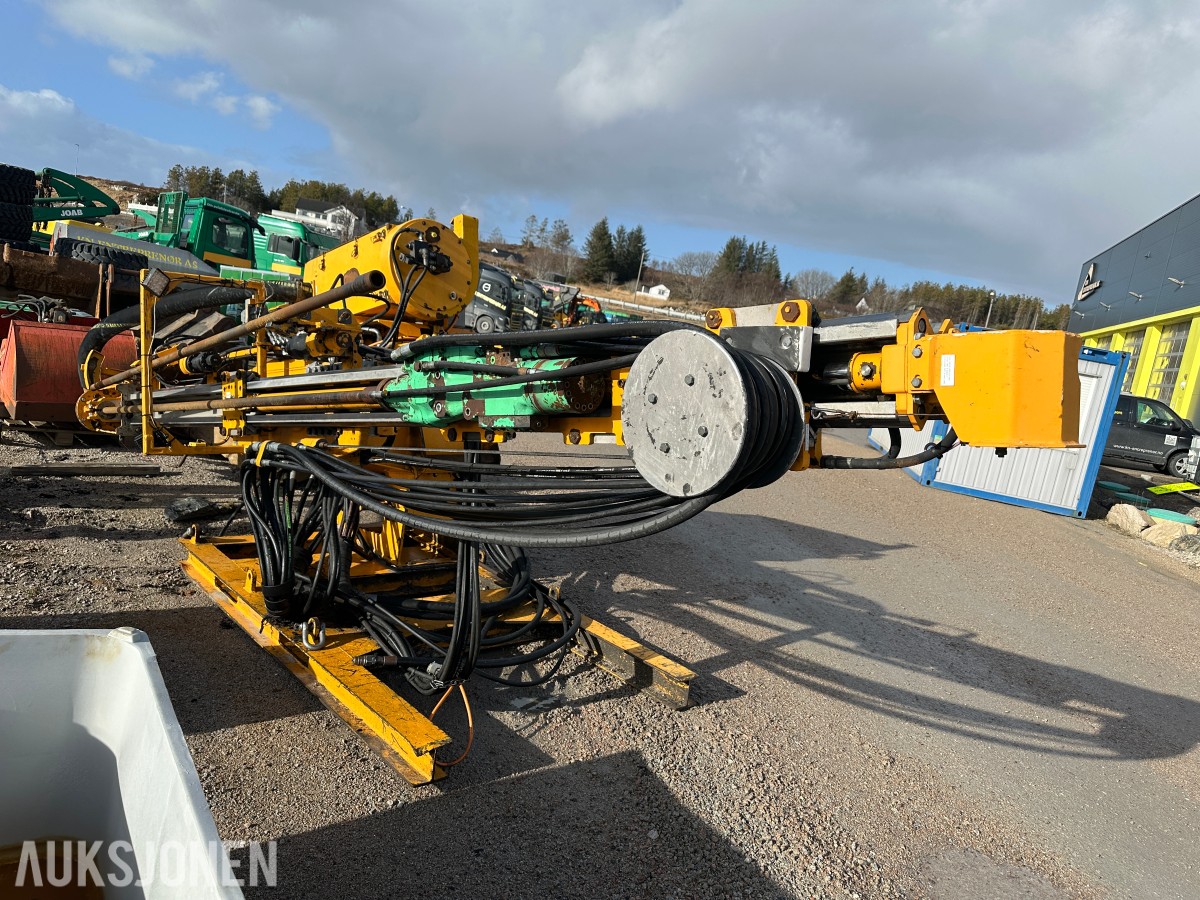 2017 Cat 320FL gravemaskin, GPS, Rototilt R8, boretårn, 2 skuffer