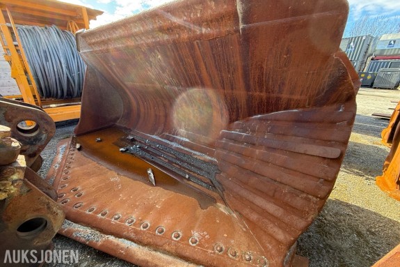 Gjerstad 7100L sidetippskuff, stått på en CAT 988K