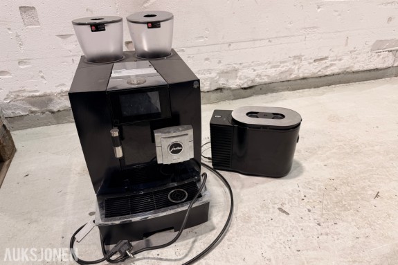 2023 JURA GIGA X8c Gen II Touch Kaffemaskin & 2023 JURA Milk Control Coolt 2,5L