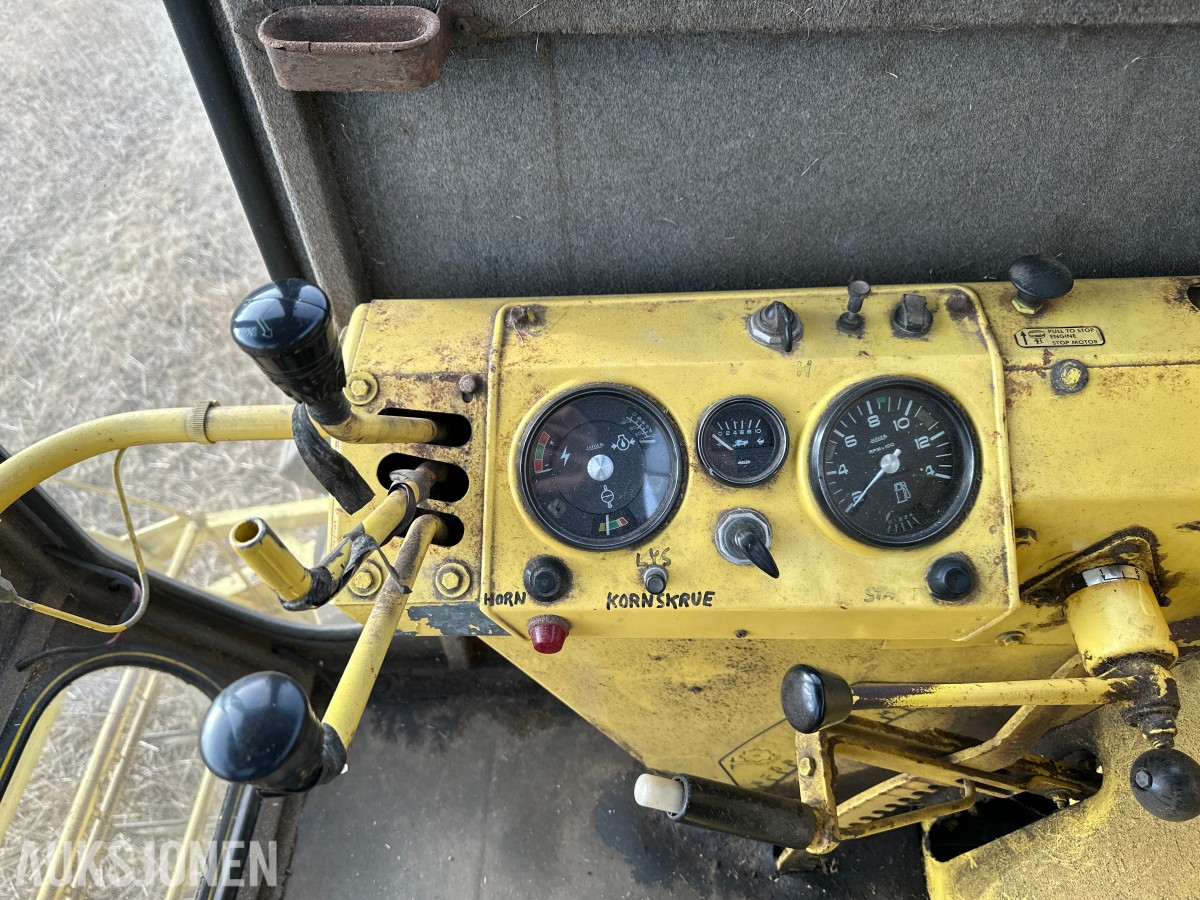 1979 New Holland Clayson 1530 Skurtresker – 11 fot skjærebord / halmkutter
