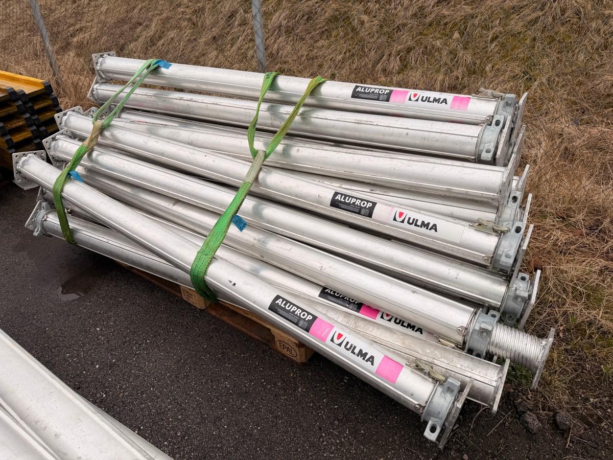 Parti med ULMA ALUPROP forskalingsstøtter og avstivningsrammer