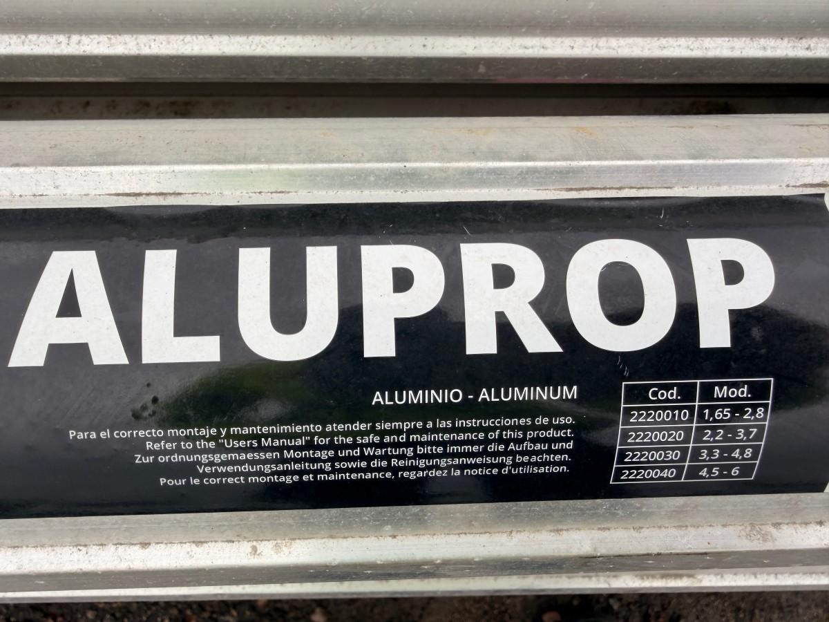 Parti med ULMA ALUPROP forskalingsstøtter og avstivningsrammer
