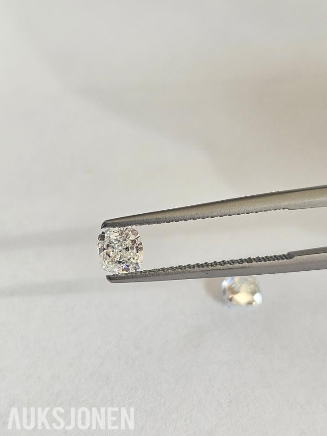 (GIA) 1.00CT ET PAR HØYKVALITETS PUTESLIPTE NATURLIGE DIAMANTER. G-H/VVS1-VVS2.