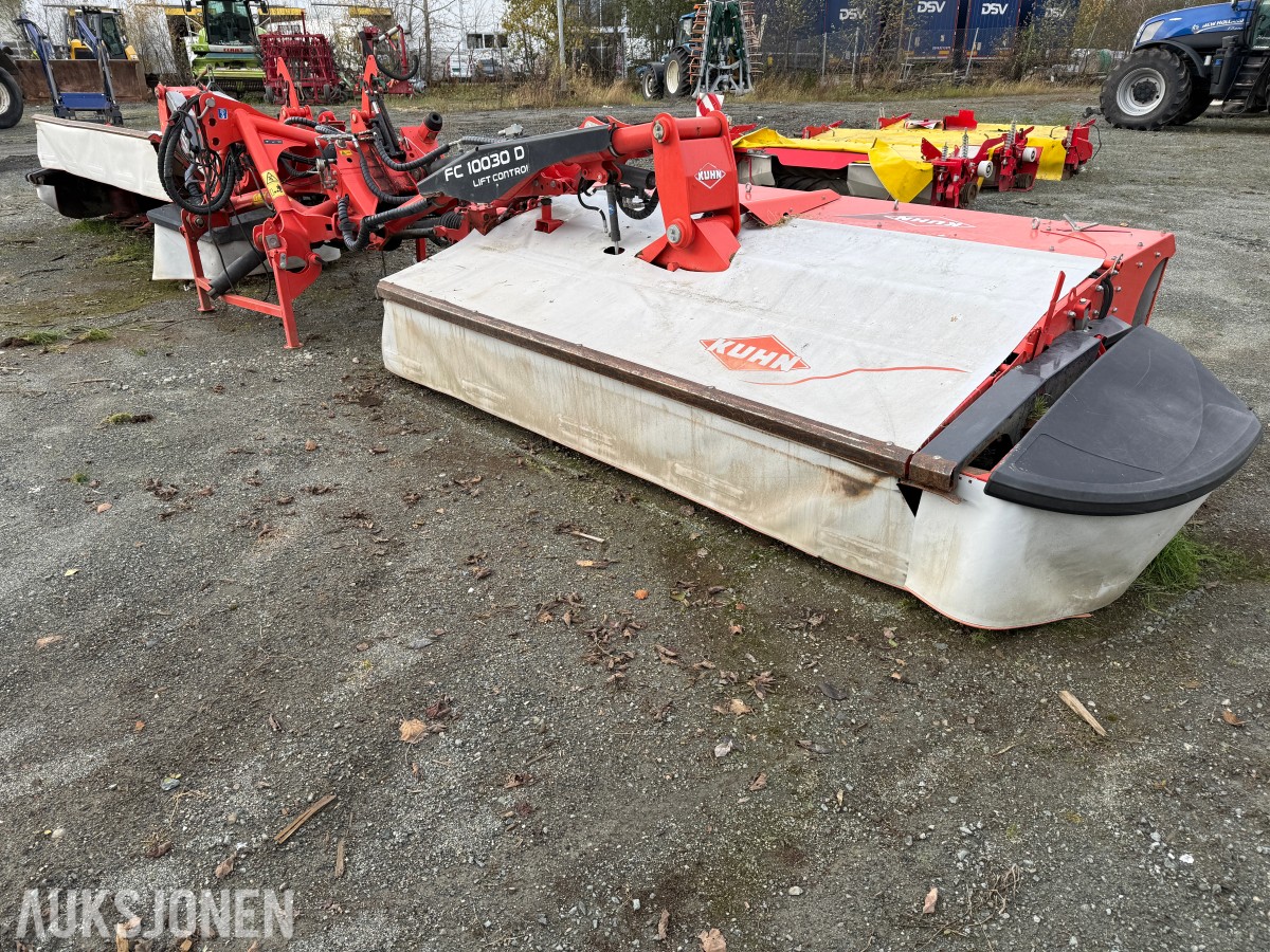 2017 KUHN bakmontert og frontmontert klippeaggregat.