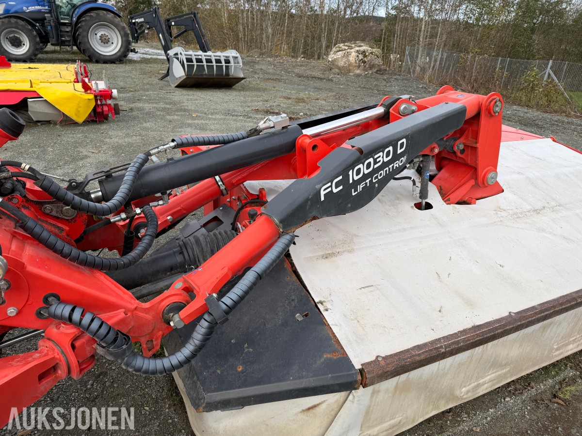2017 KUHN bakmontert og frontmontert klippeaggregat.