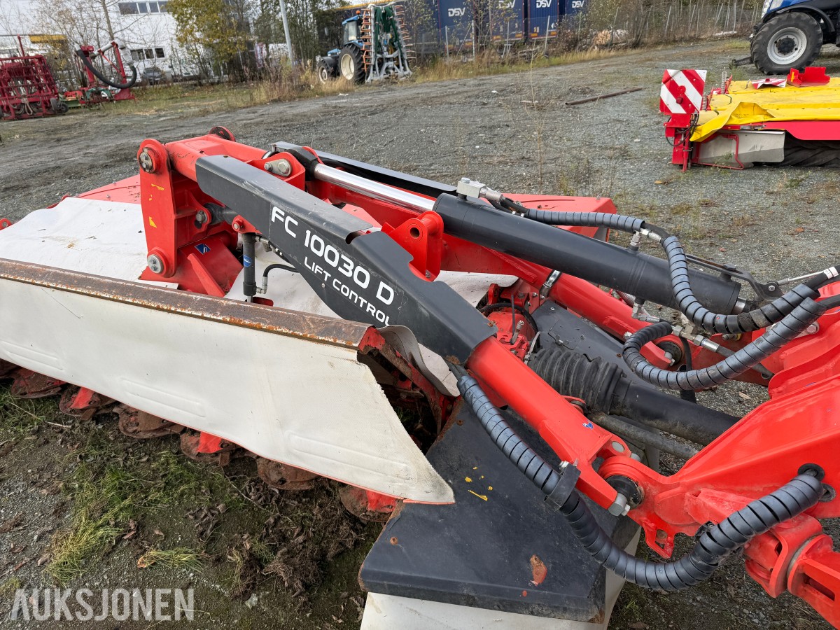 2017 KUHN bakmontert og frontmontert klippeaggregat.