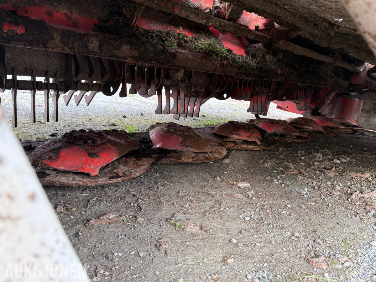 2017 KUHN bakmontert og frontmontert klippeaggregat.