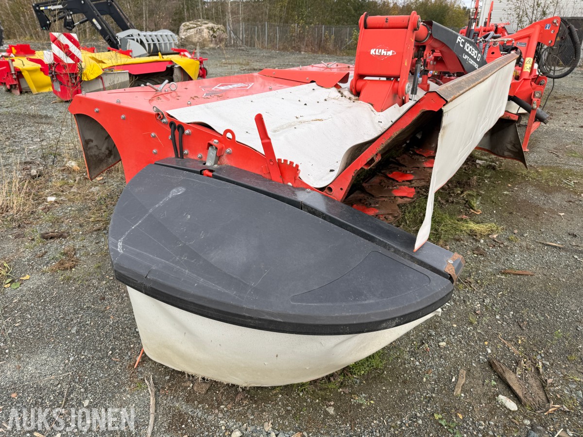 2017 KUHN bakmontert og frontmontert klippeaggregat.