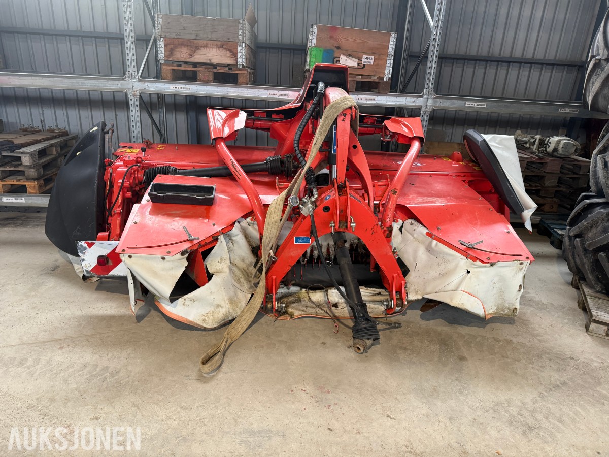 2017 KUHN bakmontert og frontmontert klippeaggregat.