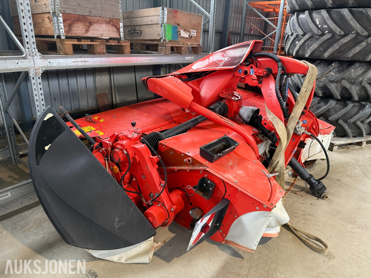 2017 KUHN bakmontert og frontmontert klippeaggregat.