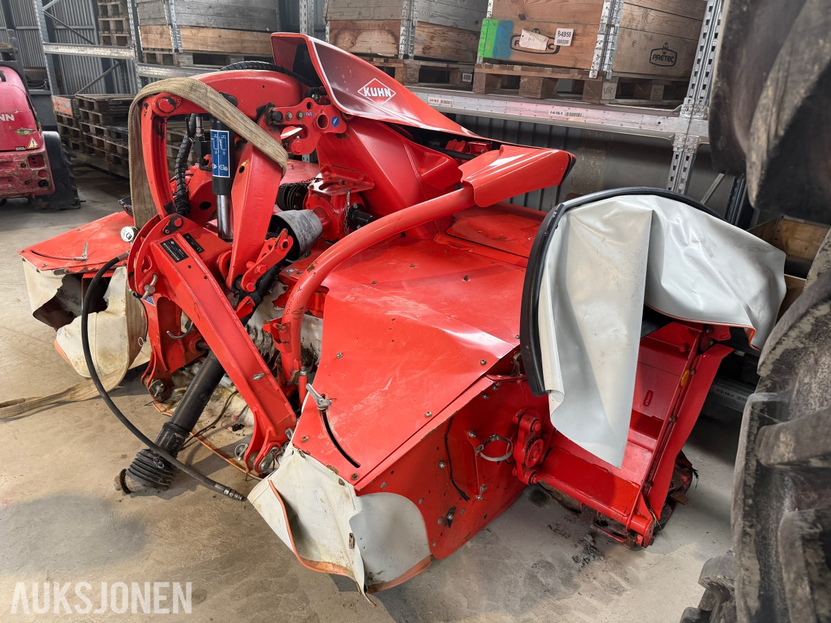 2017 KUHN bakmontert og frontmontert klippeaggregat.