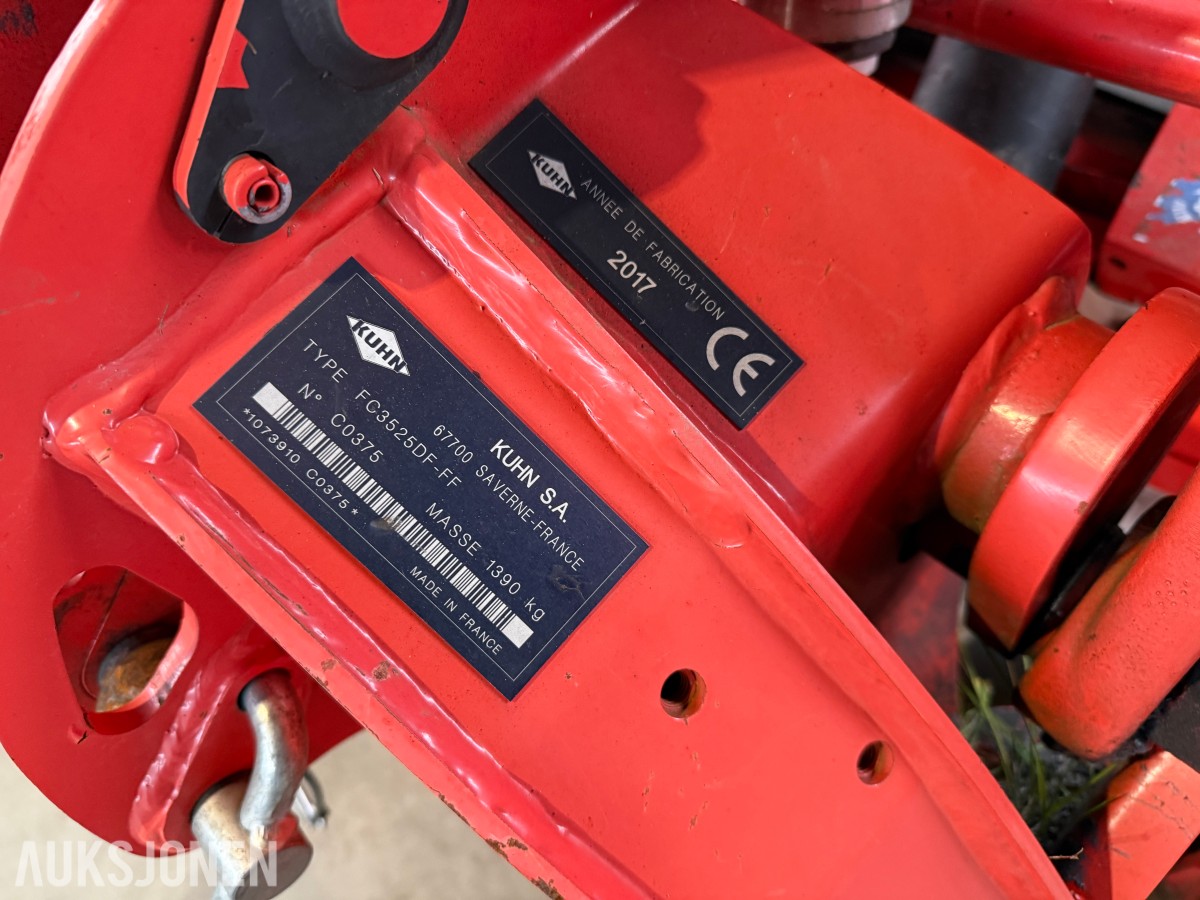 2017 KUHN bakmontert og frontmontert klippeaggregat.