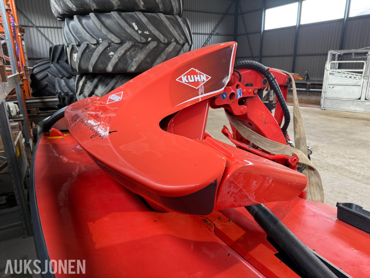 2017 KUHN bakmontert og frontmontert klippeaggregat.