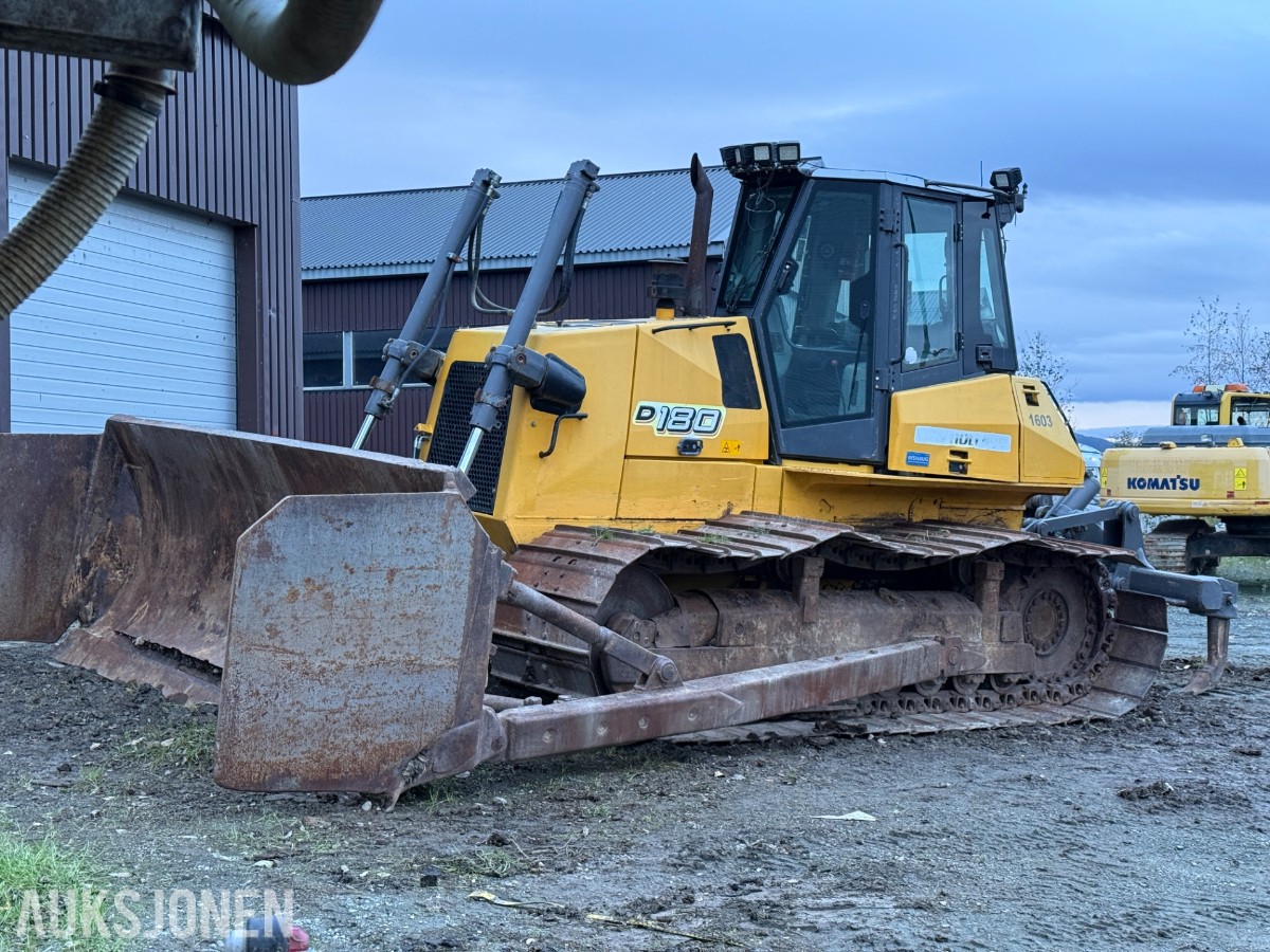 New Holland D180 bulldoser – 2006 – 11 960 timer
