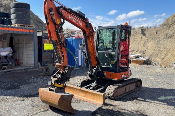 2022 Hitachi X38U-6 CLR minigraver m/ tiltrotator & 2 skuffer